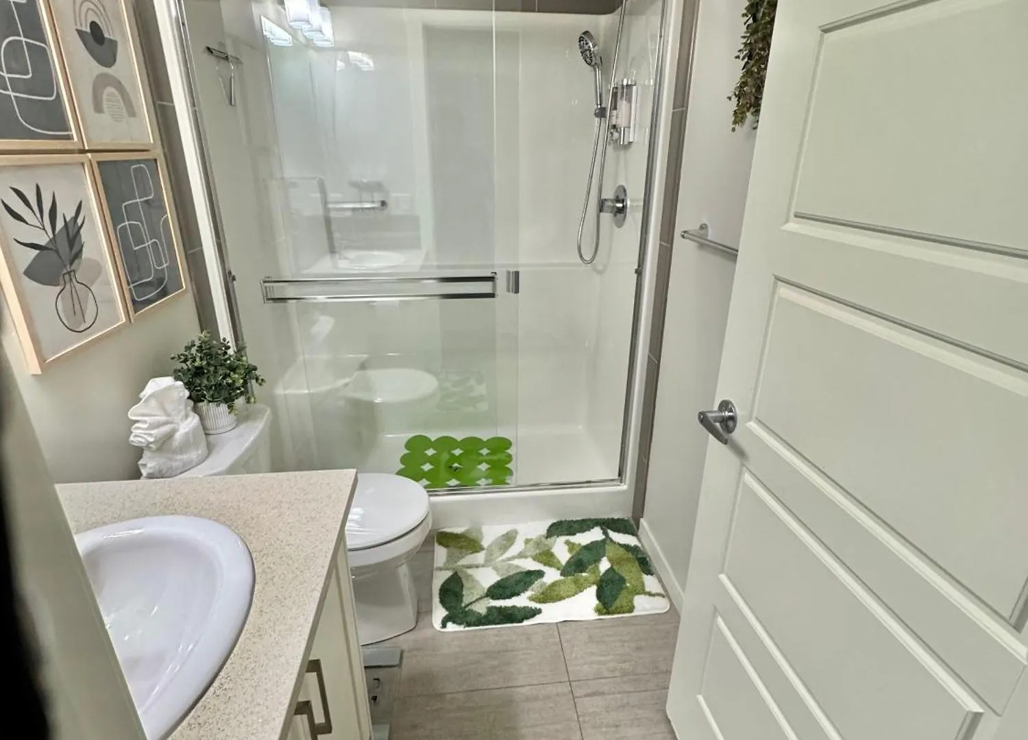 Tropical Caribbean-Themed Cozy Getaway - King Bed Apartment Calgary