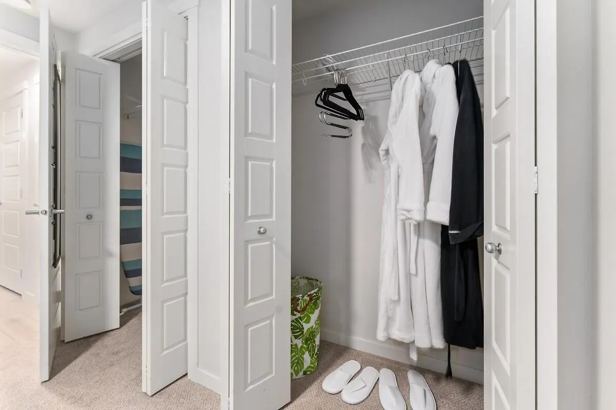 Tropical Caribbean-Themed Cozy Getaway - King Bed Apartment Calgary