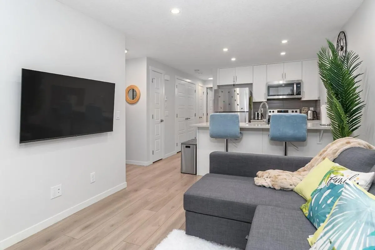Tropical Caribbean-Themed Cozy Getaway - King Bed Apartment Calgary 0*,  Canada