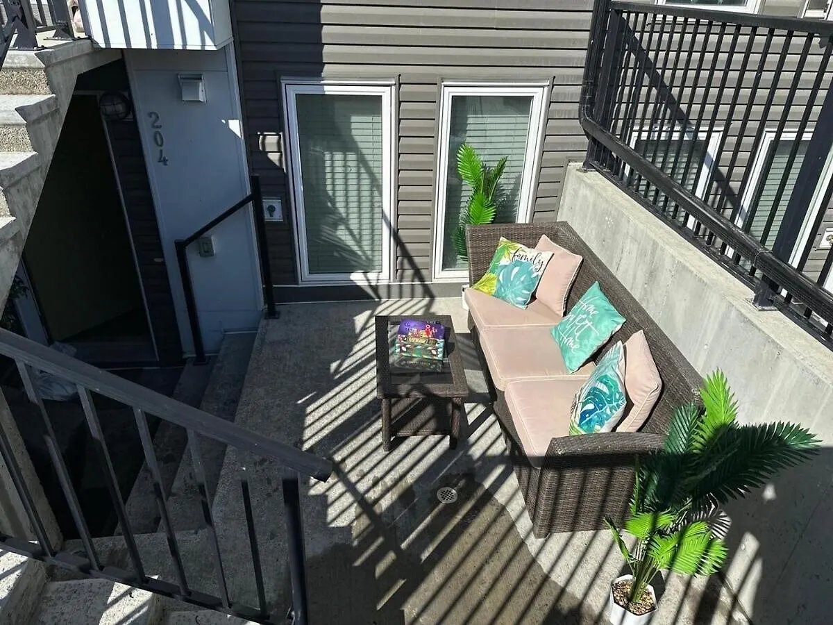 Tropical Caribbean-Themed Cozy Getaway - King Bed Apartment Calgary Canada