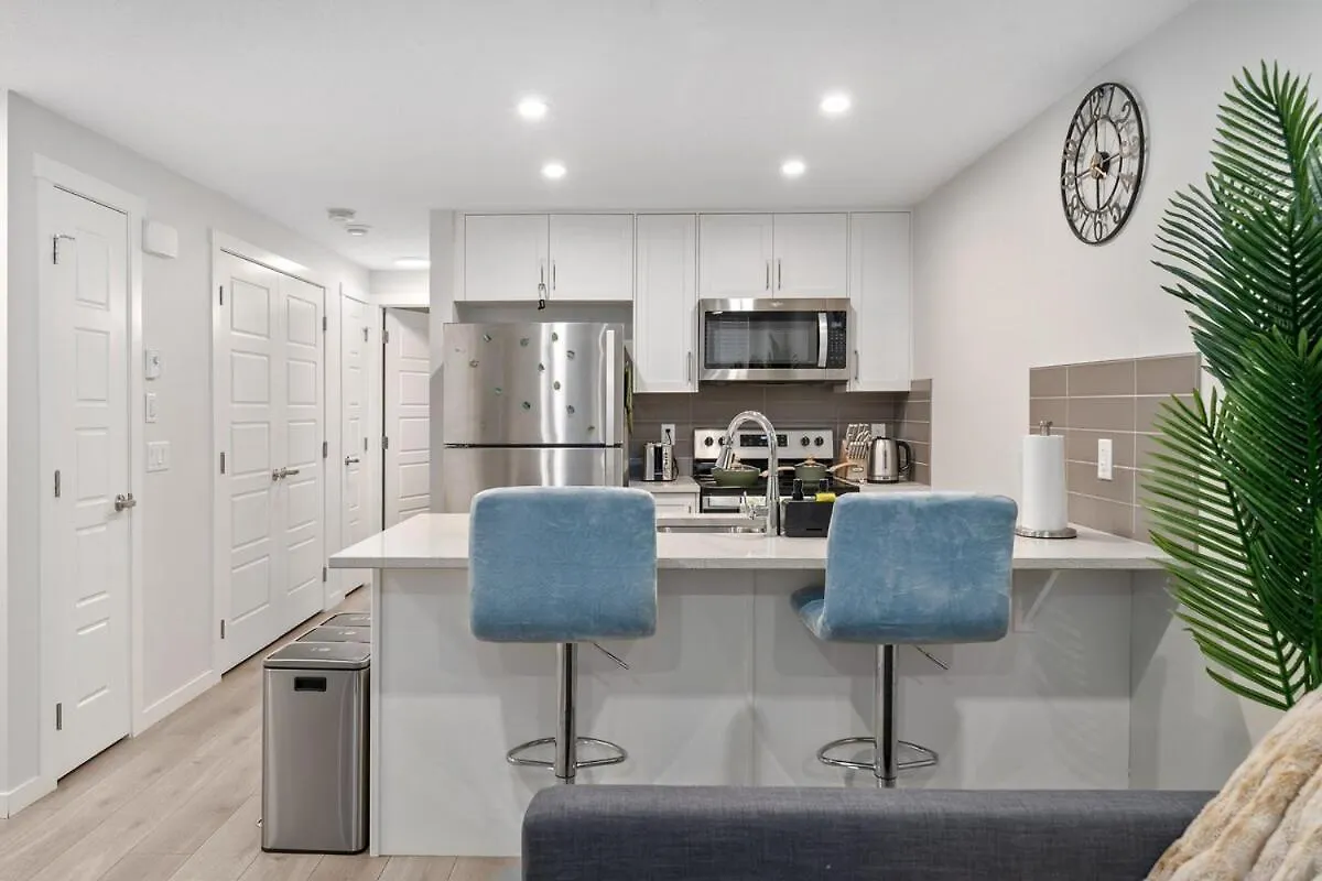 Tropical Caribbean-Themed Cozy Getaway - King Bed Apartment Calgary