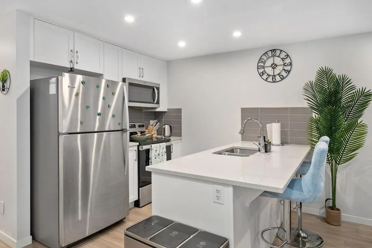 Tropical Caribbean-Themed Cozy Getaway - King Bed Apartment Calgary 0*,