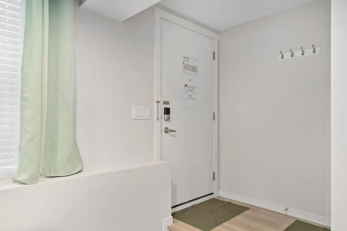 Tropical Caribbean-Themed Cozy Getaway - King Bed Apartment Calgary