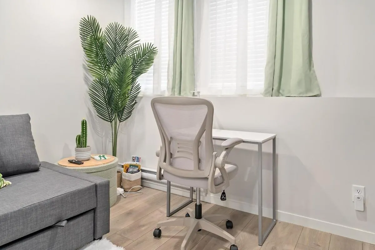Tropical Caribbean-Themed Cozy Getaway - King Bed Apartment Calgary Canada