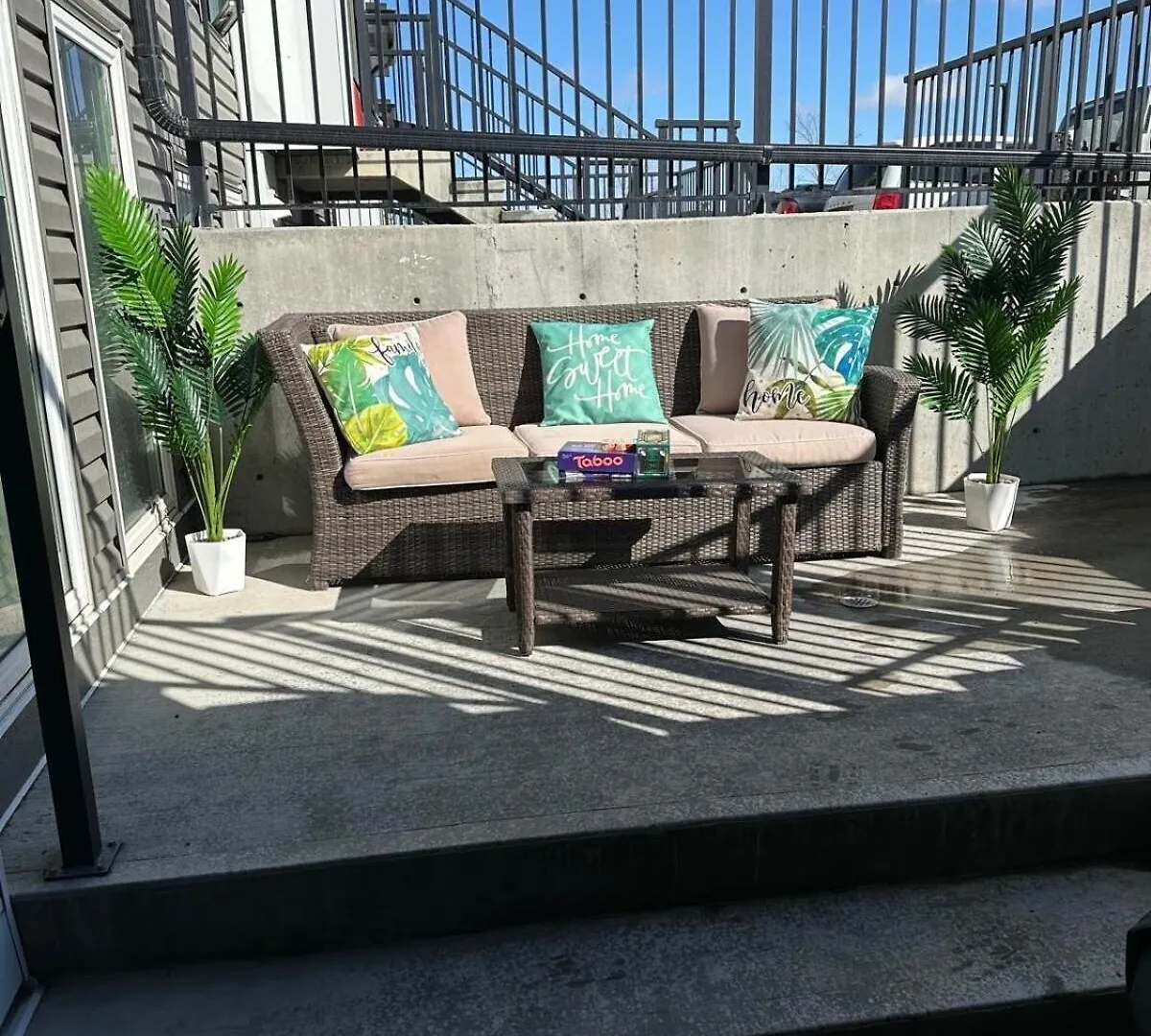 Tropical Caribbean-Themed Cozy Getaway - King Bed Apartment Calgary